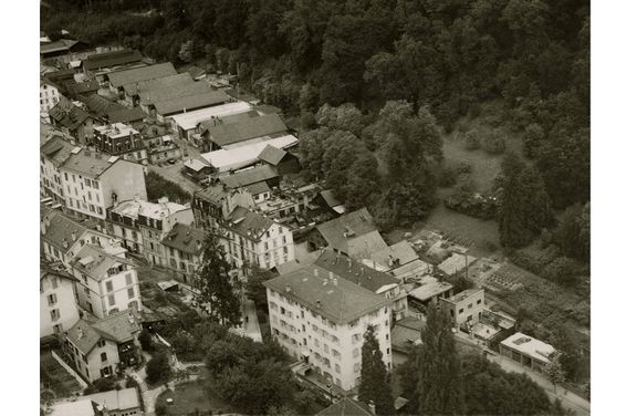 Anonyme, Vue aérienne sur les abattoirs de la Borde (angle supérieur gauche), vers 1957, Musée Historique Lausanne.